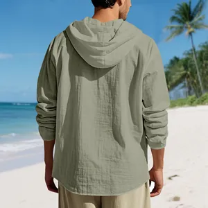 Rückansicht eines lockeren Herren-Leinen-Cardigans mit Kapuze in Salbeigrün für den Strand