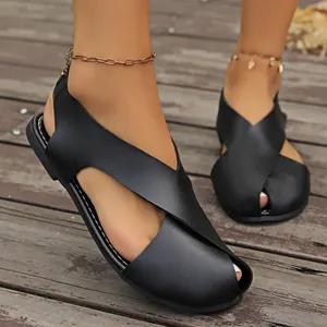 Schicke schwarze Römersandalen aus weichem Leder mit überkreuzten Riemen für Damen
