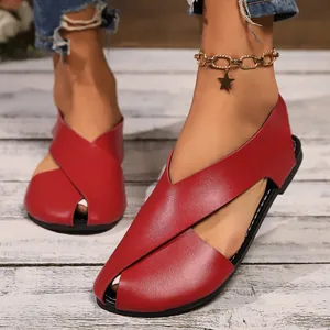 Rote Damen-Römersandalen aus weichem Leder mit geschlossener Zehenpartie und Kreuzriemen