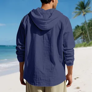 Rückansicht des blauen Leinenhemds mit Kapuze für Herren an einem tropischen Strand