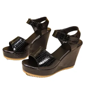 Elegante zwarte sandalen met sleehak en krokodillenprint, open teen en enkelbandje