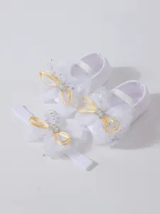 Chaussures de princesse en dentelle blanche pour bébé avec bandeau assorti à nœud doré