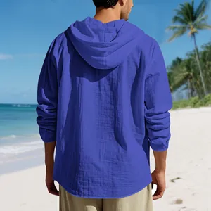 Rückansicht eines lockeren blauen Leinen-Kapuzenshirts für Herren am sonnigen Strand