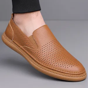 Herren Slipper aus braunem Leder mit Lochmuster, atmungsaktives Slip-On-Design
