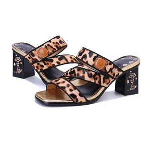 Vue latérale des mules léopard pour femmes avec talon carré et gravure florale élégante