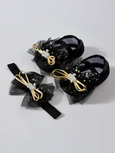 Vue détaillée montrant les nœuds à paillettes et la dentelle de ces chaussures