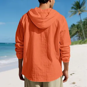 Rückansicht eines orangefarbenen Kapuzenhemds aus Leinen für Herren am Strand