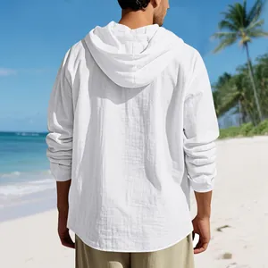 Rückansicht eines weißen Leinen-Cardigans mit Kapuze am sonnigen Strand für Herren