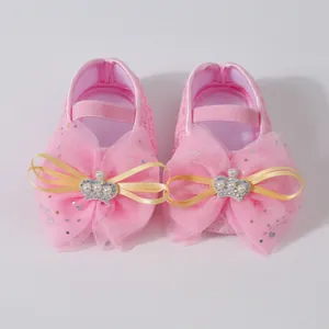 Mignonnes chaussures de princesse en dentelle rose pour bébé avec nœud et couronne