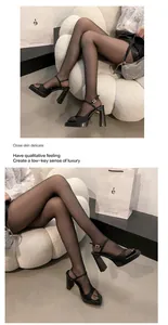 Vista dettagliata professionale di tacchi Mary Jane neri con plateau retrò su modella