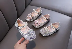 Elegante Prinzessinnenschuhe für Mädchen mit Strasssteinen, Blume und Perlenriemen