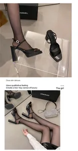 Dettaglio scarpe retrò con tacco alto e plateau nero con punta quadrata e cinturino.