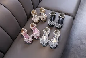 Glitzernde Prinzessinnenschuhe mit Strass-Schmetterling und Perlenriemen in vier Farben.