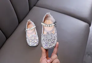 Detaillierte Ansicht der glitzernden Strass-Prinzessinenschuhe mit Perlenriemen