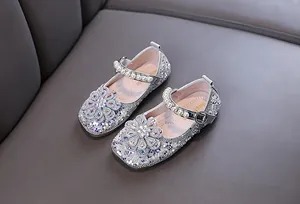 Glitzernde silberne Prinzessinnenschuhe für Mädchen mit Strassblumen und Perlen