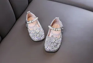 Elegante silberne Prinzessinnenschuhe für Mädchen mit glitzernden Strass und Perlen