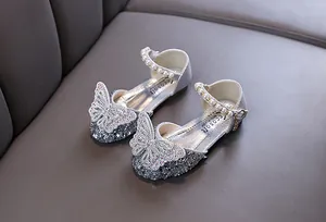 Silber glitzernde Mädchen-Prinzessinnenschuhe mit Strass-Schmetterling und Perlenriemen.