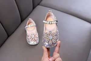 Detailansicht der glitzernden Prinzessinnenschuhe für Mädchen mit Perlenriemen