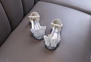 Detailansicht silberne funkelnde Mädchen Prinzessinnenschuhe mit Kristallschmetterling