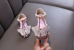 Exquisite Nahaufnahme von glitzernden rosa Prinzessinnenschuhen mit Strass-Schmetterling