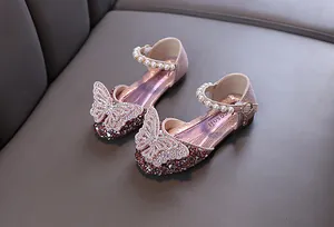 Detailansicht pinkfarbene Prinzessin-Schuhe mit Strass-Schmetterling und Perlen