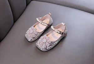 Elegante rosa Prinzessinnenschuhe für Mädchen mit Strassblumen und Perlenriemen.