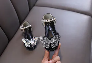 Detail von Prinzessinnenschuhen für Mädchen mit Strass-Schmetterling und Perlen