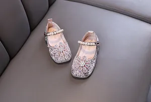 Detailansicht der rosa Prinzessinnenschuhe für Mädchen mit glitzernden Strass und Perlen