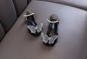 Detailansicht schwarzer Mädchen-Prinzessinnen-Slipper mit Schmetterlings-Strass