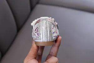 Detailaufnahme der Ferse von silbernen Glitzer-Prinzessin-Tanzschuhen mit Perlen für Mädchen