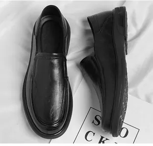 Vue détaillée des mocassins en cuir noir pour hommes montrant la texture et le design slip-on
