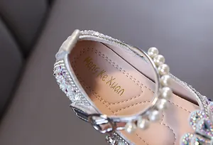 Detailansicht beige Prinzessinnenschuhe für Mädchen mit Perlen und funkelnden Strass