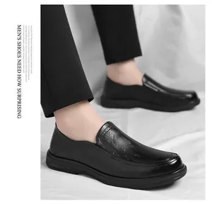 Détail des mocassins en cuir noir pour hommes, texture souple et style professionnel.