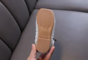 Detail einer Mädchen-Prinzessinnen-Strassschuhsohle mit Gummigriff und Größenmarkierung 26.