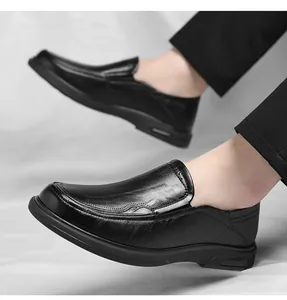 Gros plan détaillé de mocassins en cuir noir décontractés et chics pour hommes élégants