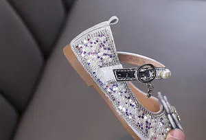 Detailansicht von funkelnden silbernen Mädchen-Prinzessin-Schuhen mit Perlen und Pailletten