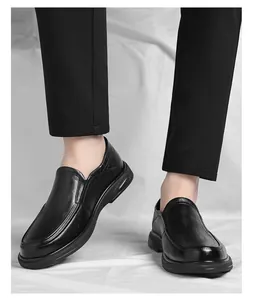 Vue détaillée des mocassins noirs pour hommes, montrant la texture et la semelle en cuir.