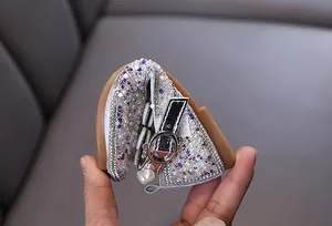 Nahaufnahme der flexiblen weichen Sohle glitzernder silberner Prinzessinnenschuhe