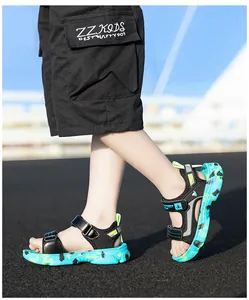Sportliche Jungensandalen mit verstellbaren Riemen und rutschfesten cyanfarbenen Sohlen.