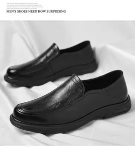 Gros plan professionnel de mocassins en cuir noir pour hommes, style business casual sur tissu