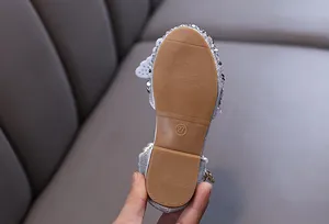 Detailansicht der rutschfesten braunen Sohle für silberne Mädchen-Prinzessin-Schuhe Größe 27