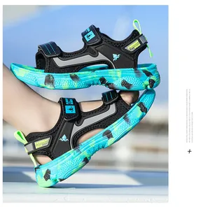 Detailansicht von Sport-Sandalen für Jungen mit Camouflage-Sohlen und Klettverschluss.