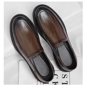 Gros plan détaillé des mocassins en cuir marron pour hommes avec texture de grain fin