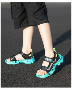 Detailansicht von Kinder-Sportsandalen mit einem lebhaften blauen Camouflage-Sohlenmuster