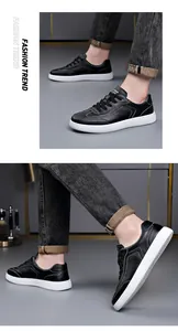 Vue détaillée des baskets en cuir véritable noir pour hommes avec semelle blanche souple