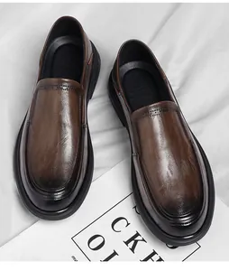 Gros plan de mocassins en cuir marron pour hommes sur un fond blanc minimaliste