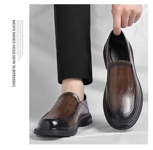 Vue détaillée des mocassins en cuir marron pour hommes au design business casual sans lacets