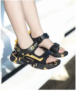 Detailansicht von schwarzen und gelben Sportsandalen für Jungen mit Klettverschluss