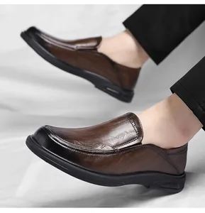 Vue détaillée des mocassins en cuir marron pour hommes de style décontracté chic.