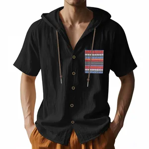 Nahaufnahme eines schwarzen Herren-Leinenhemdes mit Kapuze und bunter Bohemientasche.
